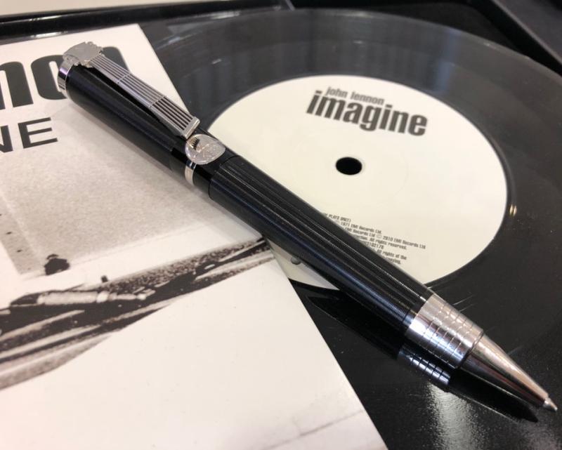 Montblanc Donation Pen "John Lennon", Kugelschreiber, Metall, teilweise platiniert, Edelharz, Clip in Form eines Gitarrenhalses, Plakette mit Lennon-Porträt, Originaletui, mit Single-Schallplatte "Imagine", Rufpreis € 400