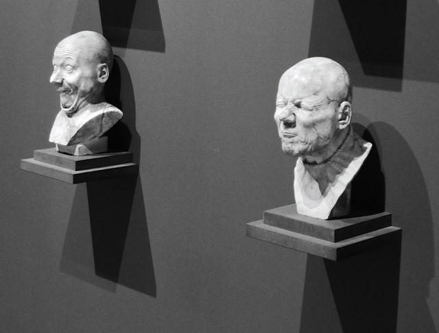 Ausstellungsansicht "Talking Heads" Franz Xaver Messerschmidt (c) August 2019,  findART.cc Foto frei von Rechten.