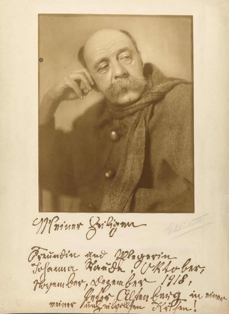 TRUDE FLEISCHMANN (1895–1990) Peter Altenberg, 1918 Vintage matt albumen print, mounted on the original cardboard 21,2 x 16,6 cm Signed and annotated “Meiner heiligen Freundin und Pflegerin Johanna Staude (..), Oktober, November, Dezember 1918” by Altenberg in ink on the mount, signed by the studio's owner Hermann Schieberth in pencil on the mount, studio's blindstamp in the image lower left Schätzpreis 12.000–15.000 Euro © WestLicht Photo Auction