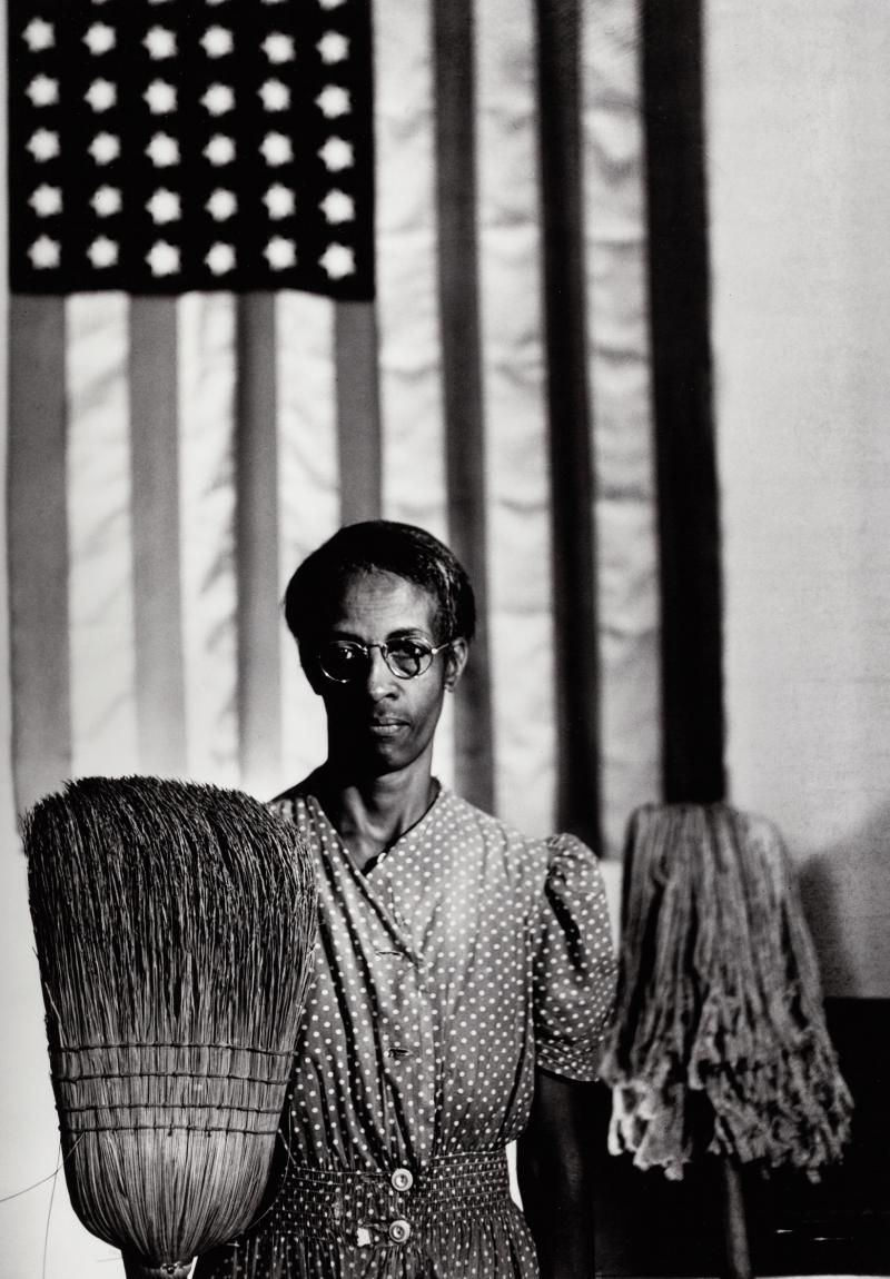 GORDON PARKS (1912–2006) ‘American Gothic’, Washington 1946 Gelatin silver print, printed in the 1980s 45,4 x 31,8 cm Signed by the photographer in ink in the margin Schätzpreis 6.000–8.000 Euro © WestLicht Photo Auction