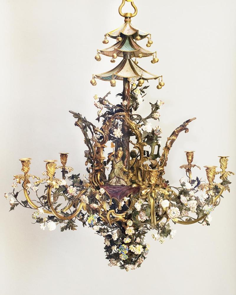 Kronleuchter mit Chinesenfiguren, Paris, 1748-1750. Foto: SPSG/Wolfgang Pfauder