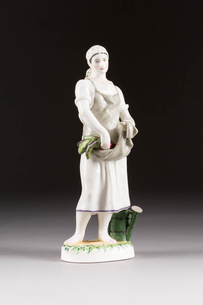 SELTENE PORZELLANFIGUR 'GÄRTNERIN MIT GEMÜSE IN DER SCHÜRZE' Alexander Terentewitsch Matweew, 1926 (Entwurf), Sowjetunion, Leningrad, Staatliche Porzellanfabrik, 1928 (Ausführung). Erlös 46.250,- €