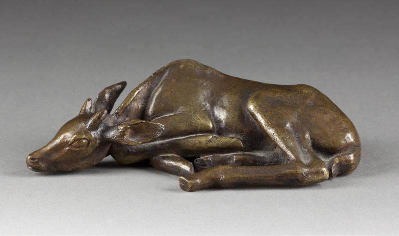 RENÉE SINTENIS (1888-1965), Liegende Antilope (1941), Bronze, hell patiniert. H. 3,9 cm. Erlös 12.500,-€