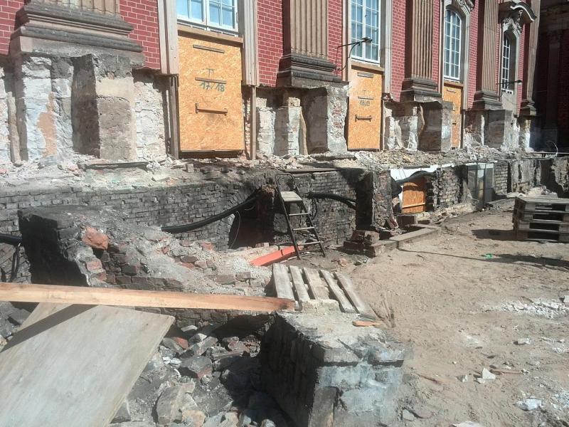 Das Sockelgeschoss im Theaterhof des Neuen Palais während der Bauarbeiten. Foto: SPSG/Zeymer