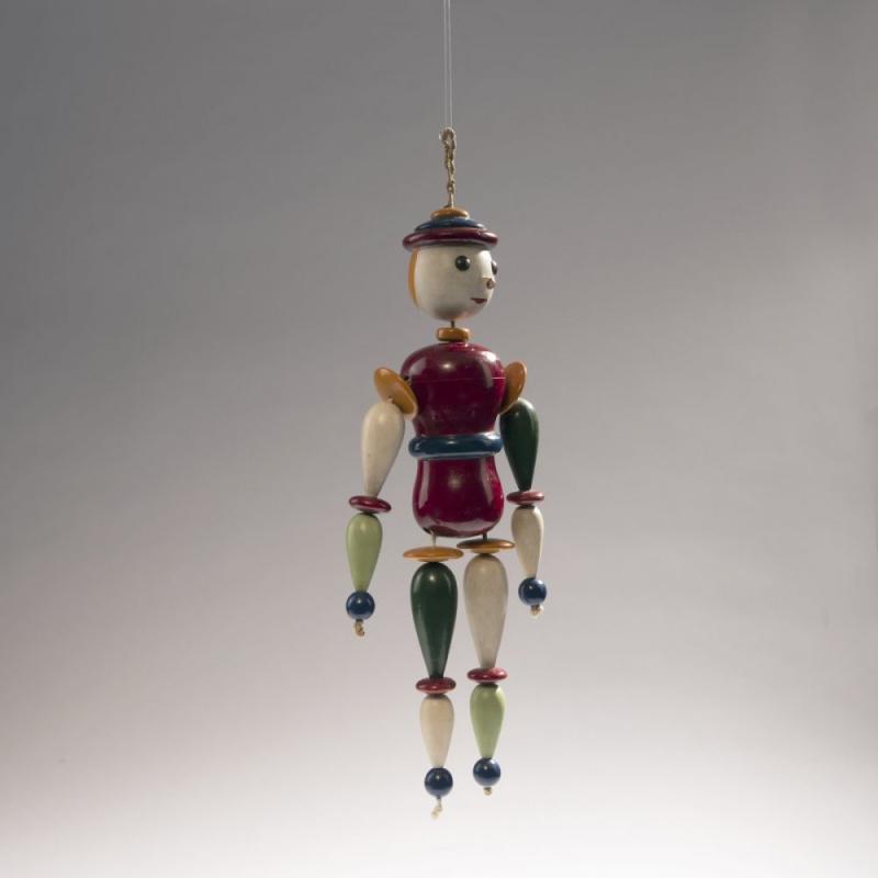 Oskar Schlemmer, Gliederpuppe, 1922 Gliederpuppe, 1922 H. 37,5 x 37,5 x 6,5 cm. Josef Hartwig. Holz, vielfarbig gefasst, teilweise farblos lackiert; Hanf- und Baumwollkordel. Aufrufpreis:	20.000 EUR Schätzpreis:	20.000 - 30.000 EUR