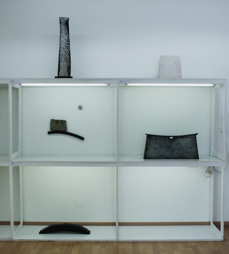 Yves Dana (1959) Im Uhrzeigersinn:   Pierre dressé, 2013 Diabase, polychrome  Stèle, 2006  Weisser Kalkstein aus der Türkei  Nocturne, 2015 Bronze, Auflage 4 Exemplare EA, Ex. 4  Méditations, 2016 Bronze, Auflage 8 Exemplare, Ex. 3  Paysage antérieur, 2018 Eisen und Stein