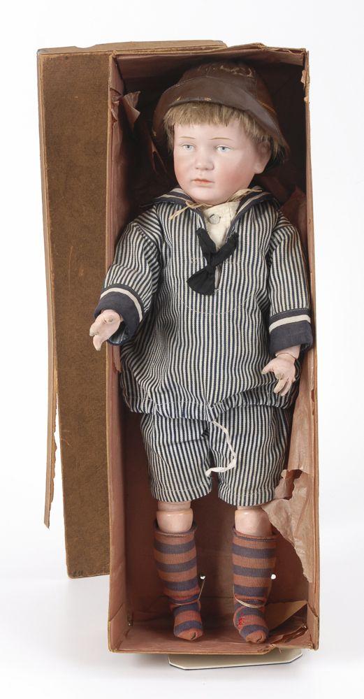 Charakterjunge, FRANZ SCHMIDT & Co in Originalkarton. A Franz Schmidt & Co Character Doll of a Boy in its Original Box, ca. 1912. Some colour missing to the body, three fingers missing, minor damage to the carton. Zuschlagspreis:	11.000 EUR