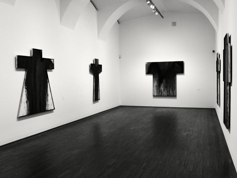 Ausstellungsansicht "Arnulf Rainer, Kreuze"  2019 (c) findART.cc Foto frei von Rechten.