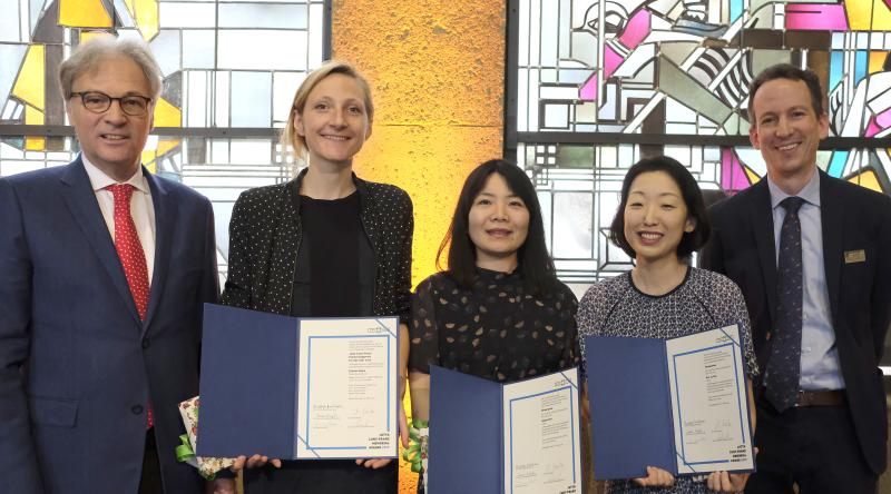 vlnr Kulturdezernent Hans-Georg Lohe, Evelina Rajca, Ayako Tani, Sun Ju Lee, Dr. Dedo von Kerssenbrock-Krosigk, Leiter Glasmuseum Hentrich, Kunstpalast, Düsseldorf, Fotograf: Wilfried Meyer