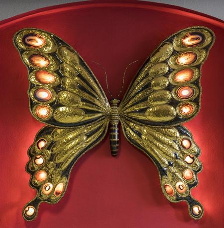 Schmetterling als Wandskulptur. Messing mit bunten Achaten, die von hinten beleuchtet werden können. Sign. Richard Faure; in den 1970-er/1980-er Jahren in Paris tätiger Bildhauer und Designer