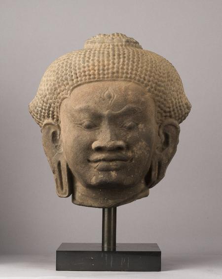 Mächtiges Haupt eines Buddha. Breite Nase und betonte Brauenpartie. Frisur mit kleinen Locken. Stein. Khmer, Kambodscha, Baphuon-Stil, 11./12. Jh. H 36 cm