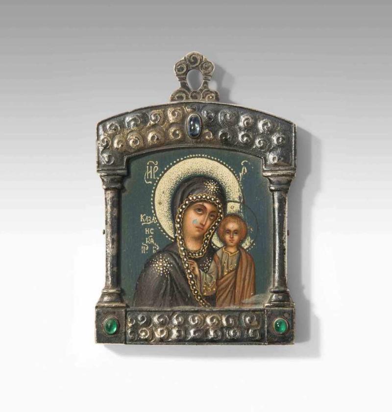 Fabergé-Anhängeikone Russisch, um 1910. (1) Ikone. Tempera auf Metall, Rückseite aus Holz. Gottesmutter von Kasan. Verso handschriftliche Widmung: "God bless you my darling Mimmy".  Schätzpreis:	5.000 - 7.000 CHF