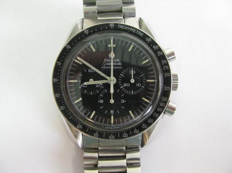 HAU, Omega, Speedmaster Professional Moonwatch, Chronograph, schwarzes Zifferblatt, Band und Gehäuse Edelstahl, Handaufzug, Vintage, intakt, getragener Zustand, ohne Box und Papiere, d 4,2 cm.  Aufrufpreis:	800 EUR