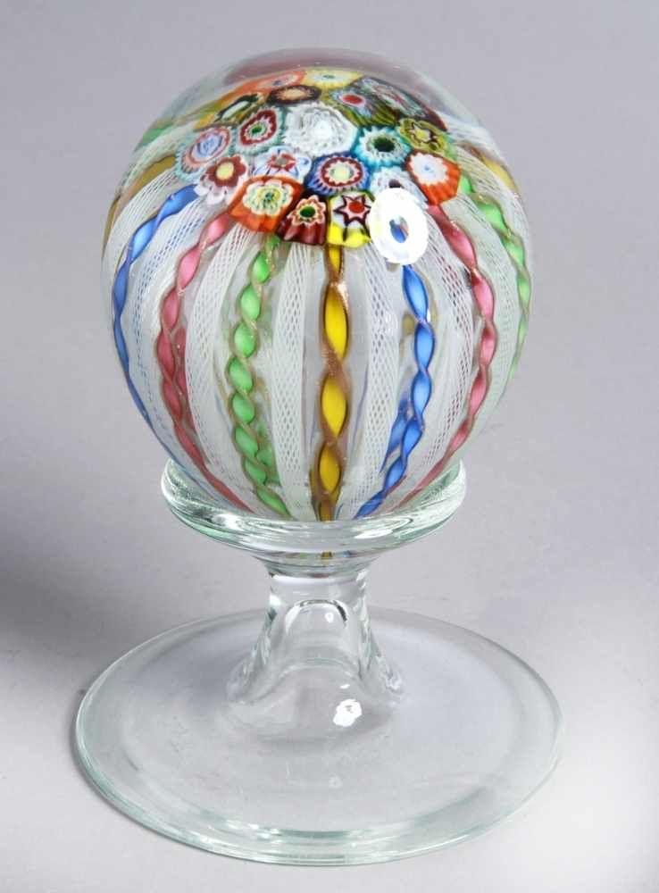 Glas-Ständerpaperweight, Murano, um 1930-60, weiter Tellerstand, einschwingend in kurzen Hohlschaft mit Trichterabschluß Mindestpreis:	80 EUR