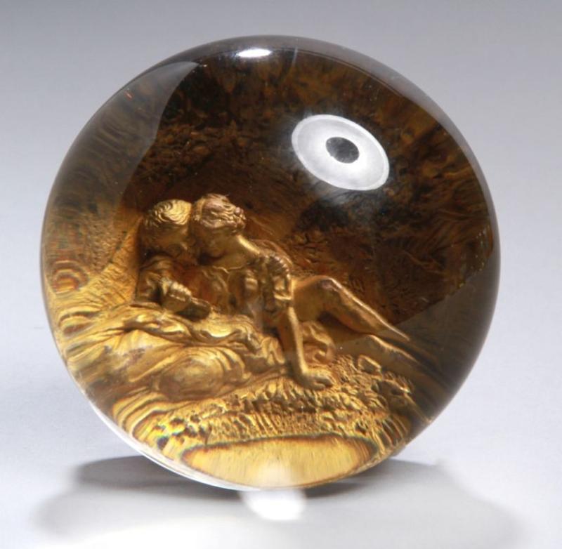 Pinchbeck-Glas-Paperweight, wohl Frankreich, um 1850, kupferummantelter Rundstand, darin gold wirkende, aus einer Metall-Legierung gefertigte Paarszenerie... Mindestpreis:	250 EUR