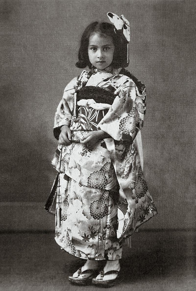 Die kleine Anna im malerischen Kimono.