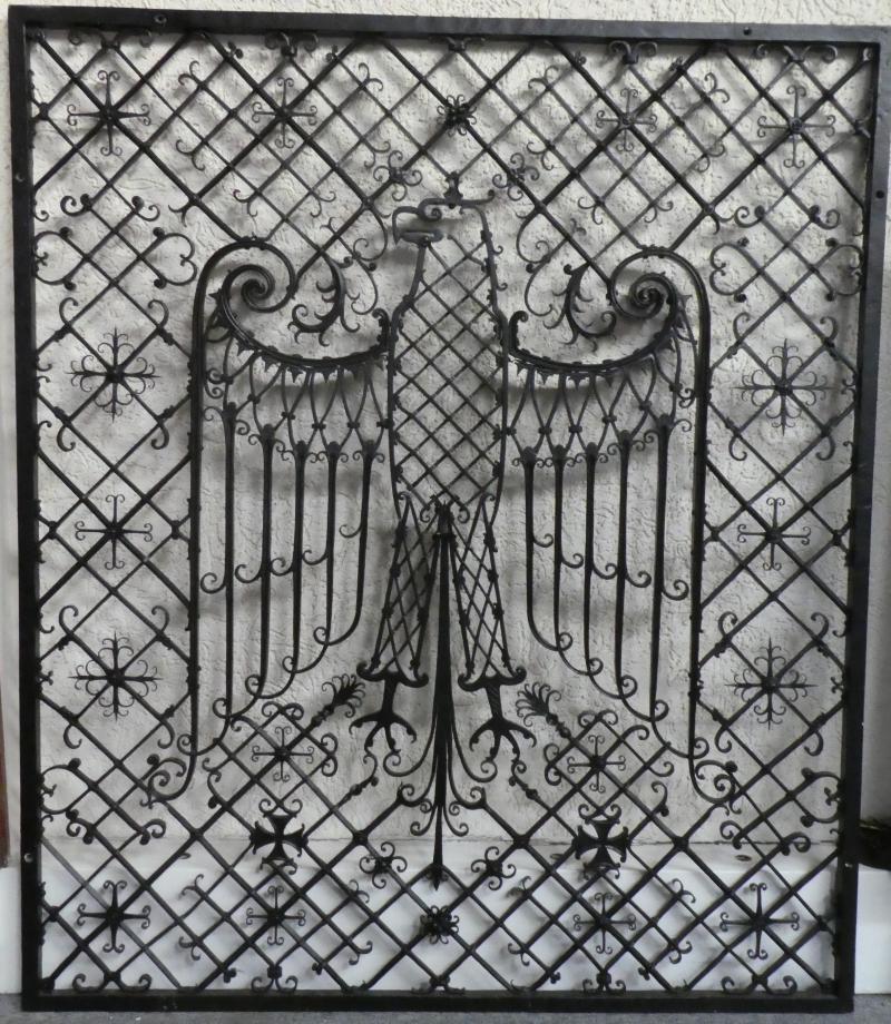 Position 293 KUNSTSCHMIEDEARBEIT MIT  BUNDESADLER  UND  DEUTSCHEM  KREUZ schmiedeeisernes sehr aufwendig gestaltetes Gitter   101 x 118   - dekorative Außenmontage - Ausruf €   450.--