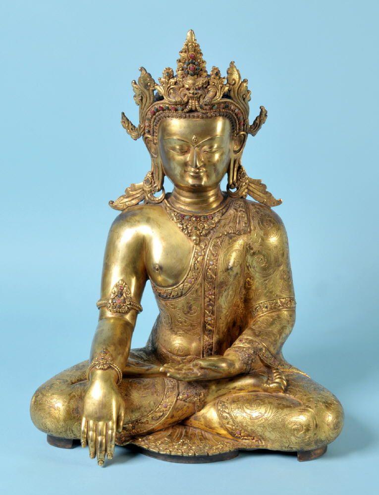 Sitzender Crown-Buddha (wohl Tathagata Aksobhya) Kupfer, mehrfach feuervergoldet, reich strukturiertes u. graviertes Dekor, Krone mit relief. Garuda-Kopf, Verzierungen mit Halbedelsteinen, H= 48 cm, Tibet, wohl um 1800, Mindestpreis:	20.000 EUR