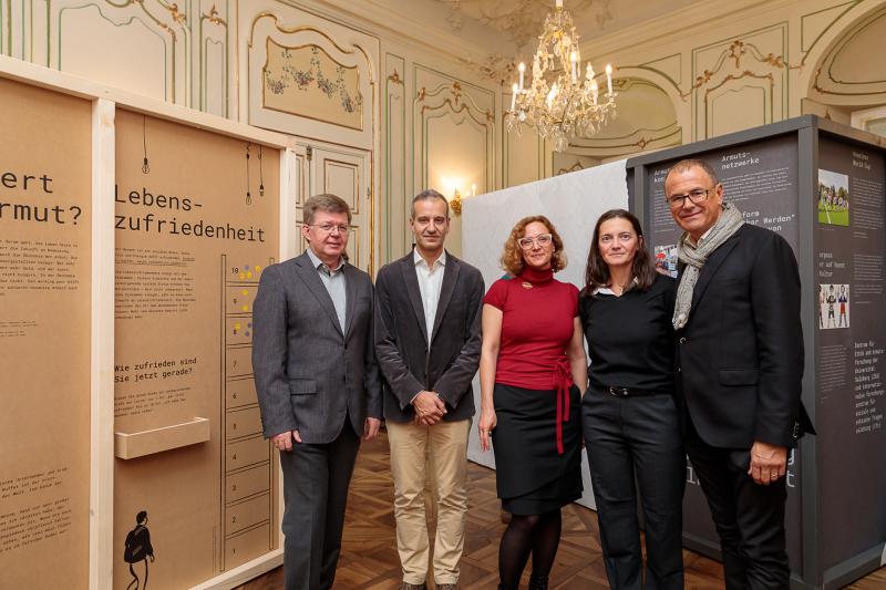 Gruppenfoto, v. l. n. r.: Herbert Beiglböck (Caritas-Direktor), Helmut P. Gaisbauer (Ausstellungskurator), Astrid Kury (Ausstellungskuratorin und Leiterin der Akademie Graz), Bettina Habsburg-Lothringen (Leiterin des Museums für Geschichte), Wolfgang Muchitsch (wissenschaftlicher Direktor des Universalmuseums Joanneum), Foto: Universalmuseum Joanneum/N. Lackner