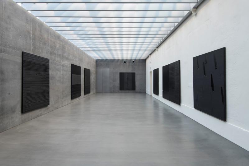 Einblick in den Anbau des Museum Art.Plus Donaueschingen mit Werken von Pierre Soulages. © VG Bild-Kunst Bonn, 2019 & Museum Art.Plus / Art.Plus Foundation