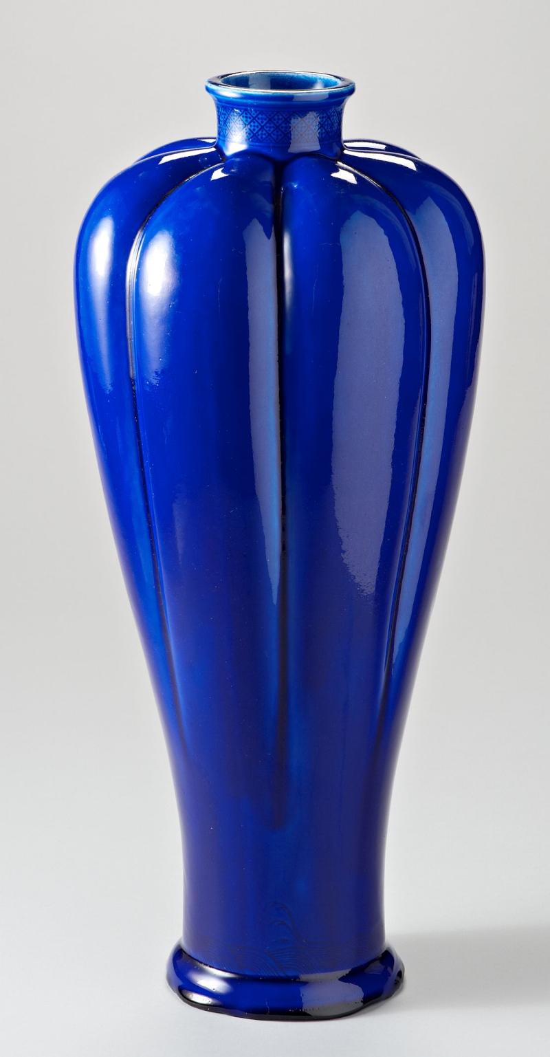 VASE um 1878, Datierung: um 1878 Ort: Paris Material/Technik: Fayence, blau glasiert Inventarnummer: LGA 5637