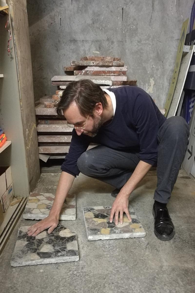 Andreas Fogarasi mit Fussbodenplatten aus dem Südbahnhof, 2019, Foto: Karin Schmidt