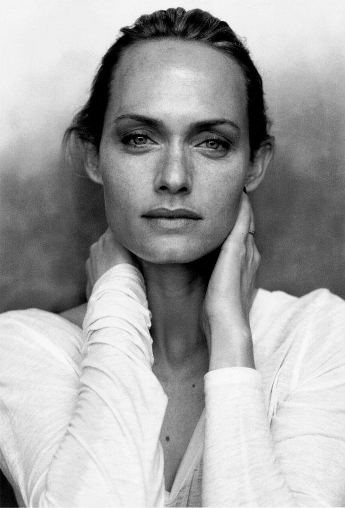 Peter Lindbergh. Amber Valetta für Harpers Bazaar. 2014. Farbfotografie auf Kodak Pro Endura. Später Druck. 32,3 x 22 auf 40,8 x 30,5 cm.