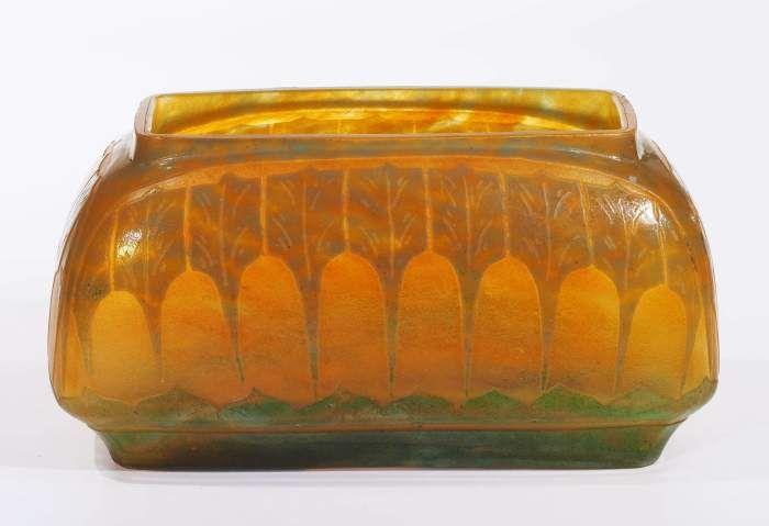 Jugendstil-Vase, rechteckig, in Schalenform. Verreries Schneider, Epinay-sur-Seine, ca. 1925 Orange -gelbliches Glas mit aufgeschmolzenem Pulver in Orange und Grün  Mindestpreis:	300 EUR