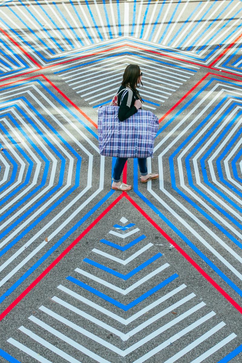 Ein Wohnzimmer im Freien (links) gestaltet von Fabulous Zwischenstadt (2014). Geometrie aufgeklebt am Schwendermarkt (oben) von Ecòl (2017). Beide Projekte waren Teil des Formats Stadtarbeit bei der VIENNA DESIGN WEEK.