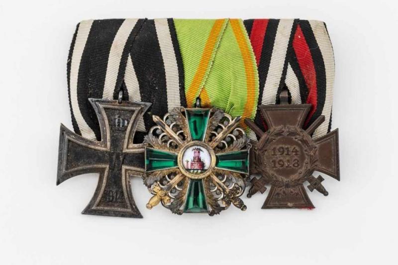 Baden Ordensspange mit drei Orden: Eisernes Kreuz 2. Klasse 1914, Orden vom Zähringer Löwen Ritterkreuz 2. Klasse, Frontkämpferkreuz. Mindestpreis:	250 EUR