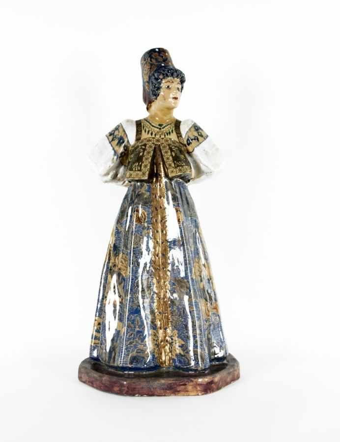 Russland um 1900 Trachtenfigur Fayence, farbig glasiert; H 57,5 cm; unten schwer leserlich bezeichnet Schätzpreis:	500 - 600 EUR Zuschlagspreis:	6.500 EUR