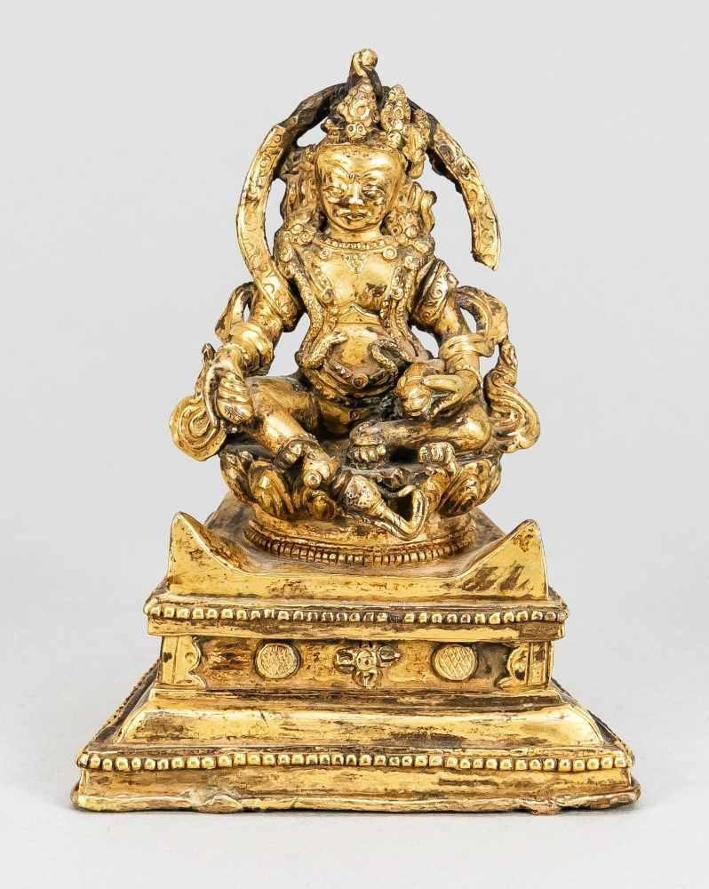 Vaishravana, Tibet, wohl 18. Jh., Bronze Feuer-vergoldet. Mehrfach profilierter, sich nach vorne hin verbreiternder Sockel. Sitzend auf einem runden Lotusthron. Mindestpreis:	1.900 EUR