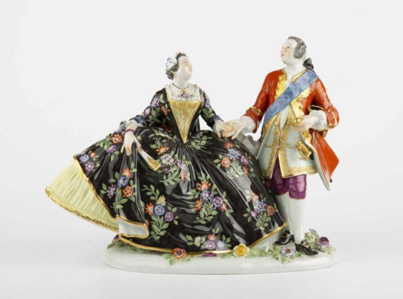 Höfische Liebesgruppe Meissen, 1975, Entwurf von Johann Joachim Kaendler von 1744, Porzellan, weiß, farbig und gold staffiert, Höhe 21 cm, Breite 27 cm, Tiefe 16 cm  Mindestpreis:	1.500 EUR