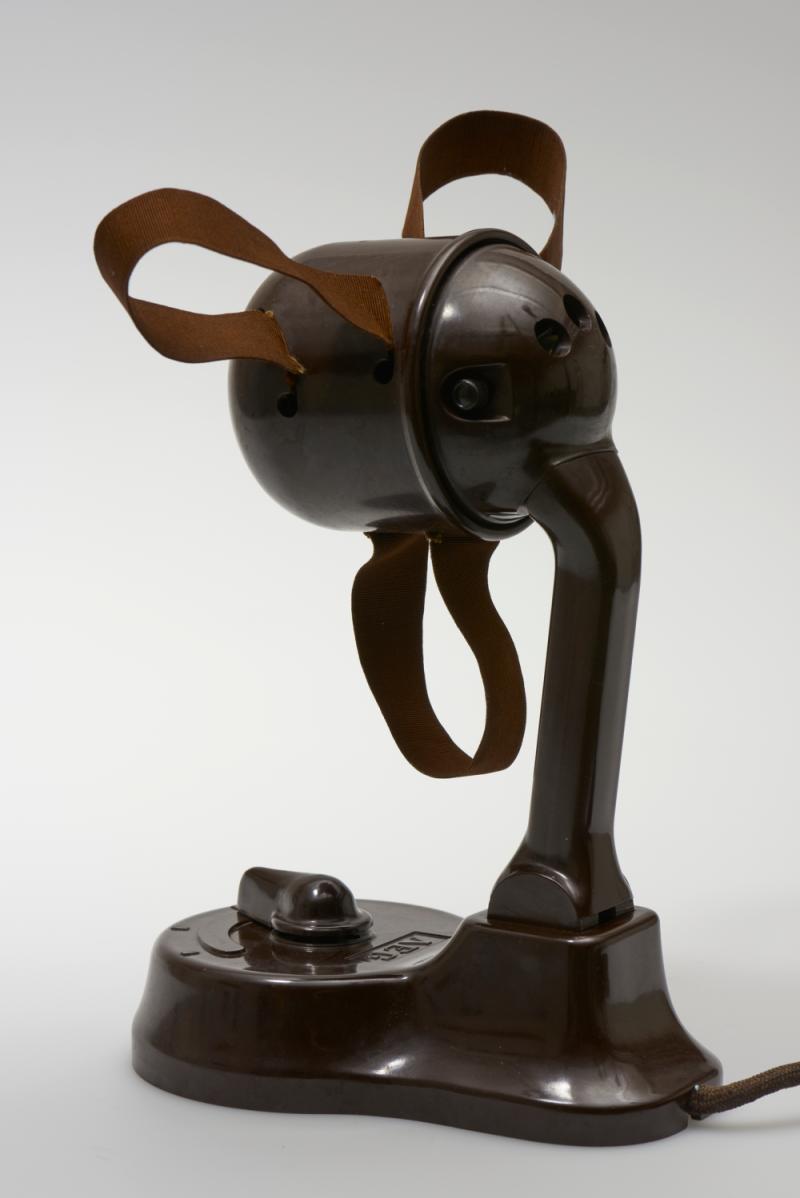 Tisch-Ventilator, 1930er Jahre Ausführung: AEG, Deutschland oder Österreich Bakelit, Leder; 33,5 × 11,5 × 11,5, Sammlung Kargl 35.03.03.12.388 Foto: © MAK/Georg Mayer