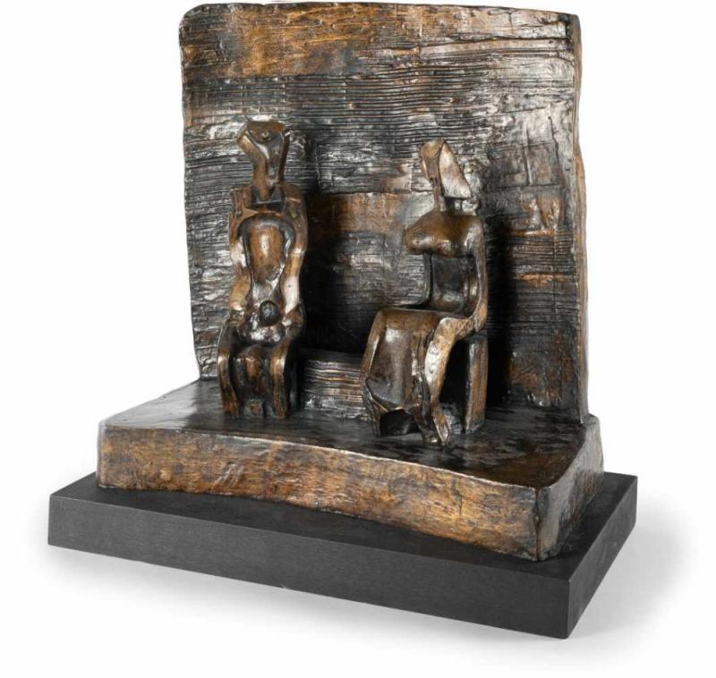 Henry Moore Two seated figures against wall Bronze mit goldbrauner Patina auf Holzsockel. (1960). Ca. 50 x 49 x 25 cm (ohne Sockel). Einer von 12 nummerierten Güssen. Mit eingeschlagener Signatur an der rechten Plinthenkante. Mindestpreis:	100.000 EUR Aufrufpreis:	100.000 EUR Schätzpreis:	120.000 - 150.000 EUR