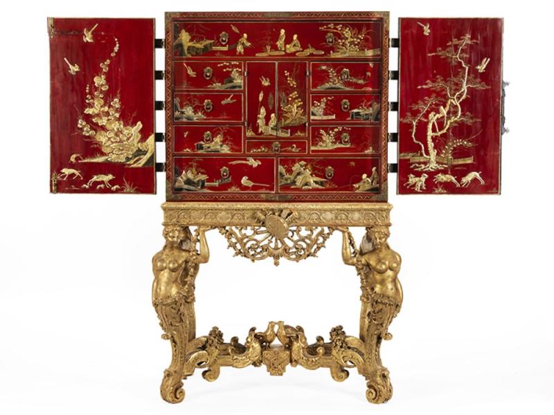 William III-LackKabinett Maße inkl. Stand: 164 x 98 x 76 cm. Altes Etikett mit Monogramm "CES" und Vermerk "Ascott Lodge". England, um 1690. Schätzpreis:	70.000 - 90.000 EUR