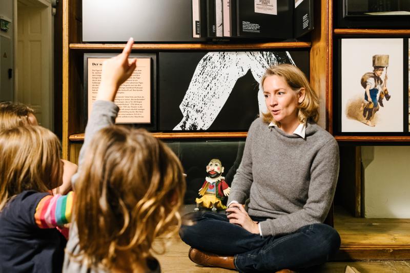 In den Sommermonaten erwartet Kinder mit ihren Familien in der Österreichischen Nationalbibliothek ein vielfältiges Führungsangebot – © Österreichische Nationalbibliothek/Pichler