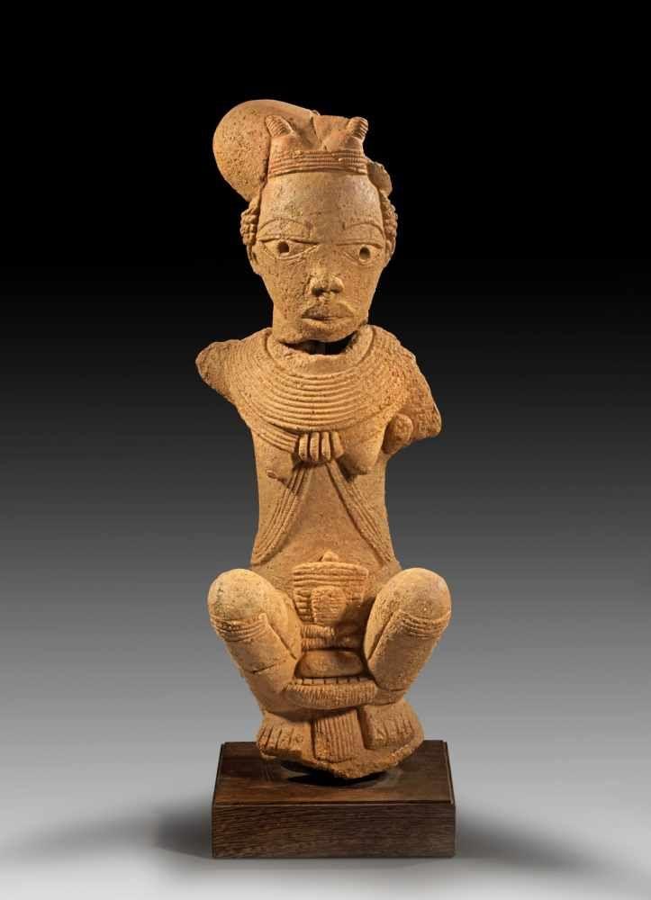 Weibliche Figur aus Terrakotta. Nigeria, Nok, 500 v. - 200 n. Chr. H 57,5cm. Aus beige-bräunlich geschlämmter Terrakotta.  Aufrufpreis:	6.400 EUR Schätzpreis:	8.000 EUR