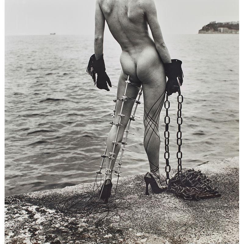 2092 Newton, Helmut  1920 Berlin - 2004 Los Angeles. «Nude in black gloves with metal leg support by the sea». Silbergelatineabzug auf festem Papier. Verso sign., «Monte-Carlo, 1994» dat., bet. und 1/5 num.  H. 102, B. 98,5 cm (Blattgröße). Limit: 3500,- EUR