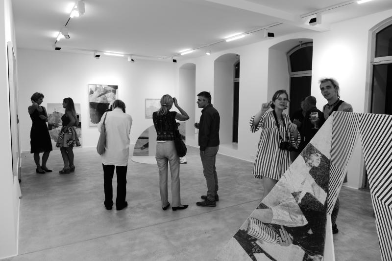 Vernissage "Michael Wegerer. 418: Iʼm a Teapot" 2018, rechts im Bild Miroslava Urbanova (c) findART.cc Foto frei von Rechten.