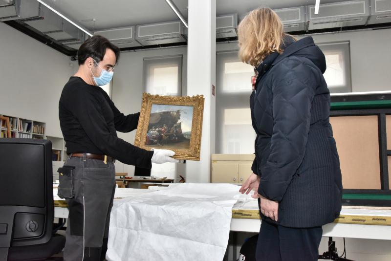 Ein erster Blick von Restaurator Daniel Fitzenreiter und Kustodin Dr. Alexandra Nina Bauer auf Johannes Linhelbachs "Lagerszene mit Soldaten und Frauen". Foto: SPSG/Daniel Lindner