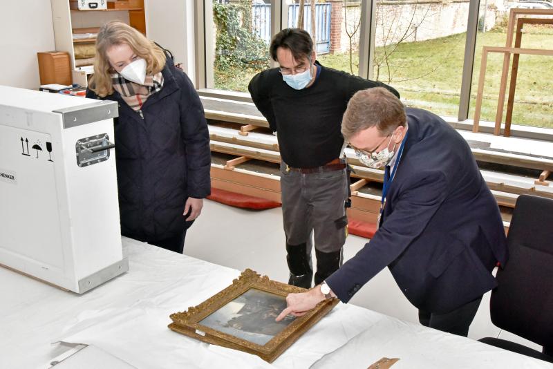 Gemäldekustodin Dr. Alexandra Nina Bauer, Restaurator Daniel Fitzenreiter und Schlösserdirektor Dr. Samuel Wittwer (v. l.) im Gespräch über die „Lagerszene mit Soldaten und Frauen“. Foto: SPSG/Daniel Lindner