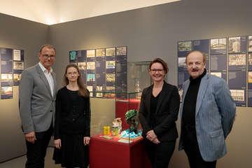 Gruppenfoto, v. l. n. r.: Wolfgang Muchitsch (wiss. Direktor, Universalmuseum Joanneum), Astrid Aschacher (Kuratorin), Alexia Getzinger (kaufm. Direktorin, Universalmuseum Joanneum) und Karl Albrecht Kubinzky (Sammler und Schenker), Foto: Universalmuseum Joanneum/N. Lackner