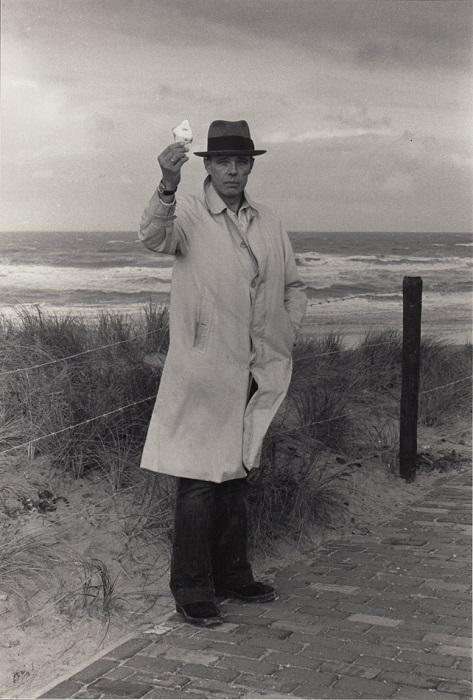 Joseph Beuys, Scheveningen, 1976, Foto: Caroline Tisdall