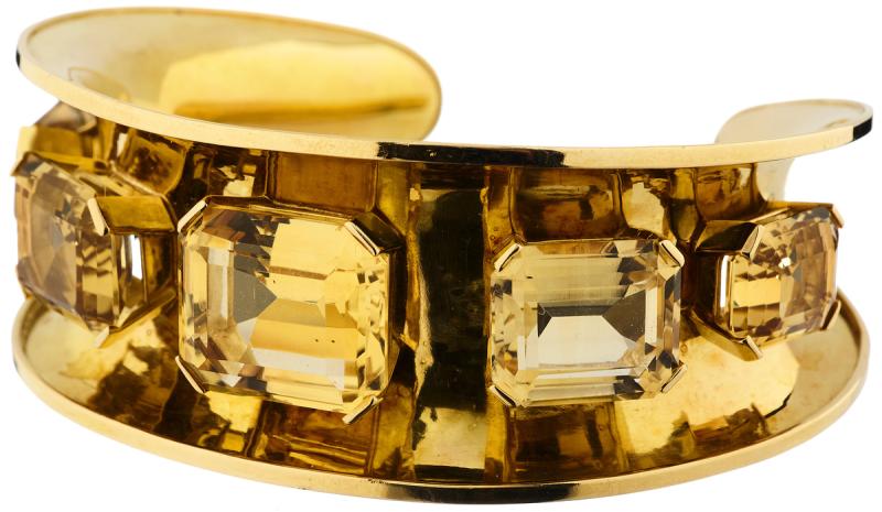 Citrin-Armreif Gelbgold 750. 5 Citrine im Smaragd-Schliff, zusammen ca. 63 ct. Innen-D ca. 6.4 cm. Breite vorne 28 mm. 56 g. Provenienz: Privatsammlung Ostschweiz  CHF 2600.–