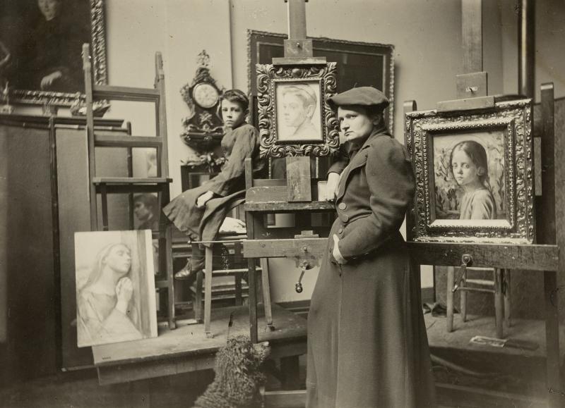 Ottilie W. Roederstein in ihrem Atelier im Städel- schen Kunstinstitut, Frankfurt am Main, um 1894 Roederstein-Jughenn-Archiv im Städel Museum, Foto © Roederstein-Jughenn-Archiv im Städel Museum, Frankfurt am Main