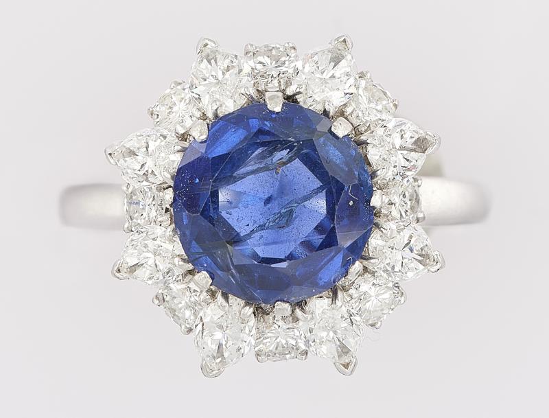 Bulgari-Ring mit unbehandeltem Saphir, ca. 3,25 ct, Weißgold, Brillanten und diamanten im Marquiseschliff, zus. ca. 2,60 ct Schätzwert € 12.000 – 18.000