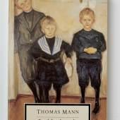 Englische Ausgabe der Buddenbrooks, 1957. Als Cover zeigt sie das Gemälde „Die Söhne des Dr. Max Linde“ von Edvard Munch (© Archiv Buddenbrookhaus/ Heinrich-und-Thomas-Mann-Zentrum, Fotograf: Michael Haydn)