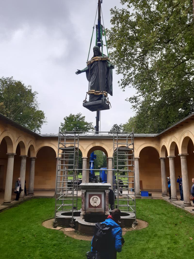 "Schwebezustand" über dem Atrium der Friedenskirche: Mit Hilfe eines Krans erfolgt die Wiederaufstellung des "Segnenden Christus". © SPSG/Fank Kallensee