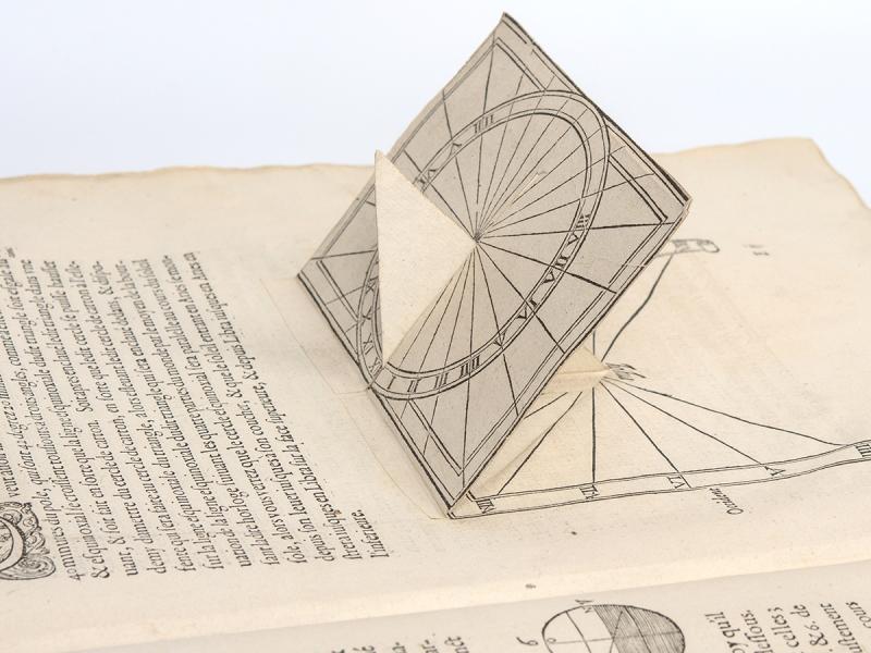 Caus, Salomon de. La pratique et demonstration des horloges solaires. Mit 90 Holzschnitten. Paris 1624. Folio. 6.800,–